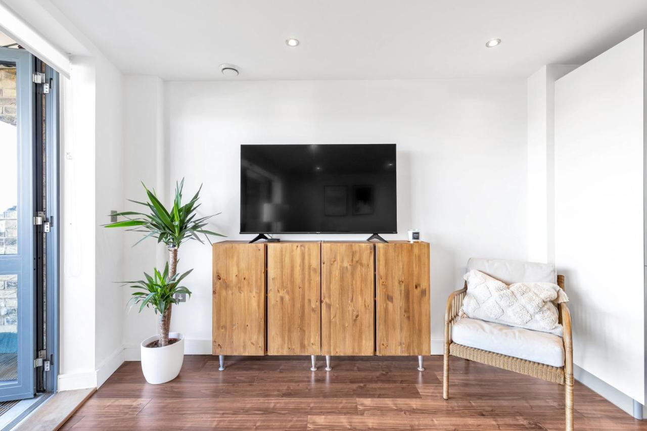 Modern Luxe Apt Just 10 Mins From Tower Bridge! Easy Access To Tube And Bus London Exterior photo