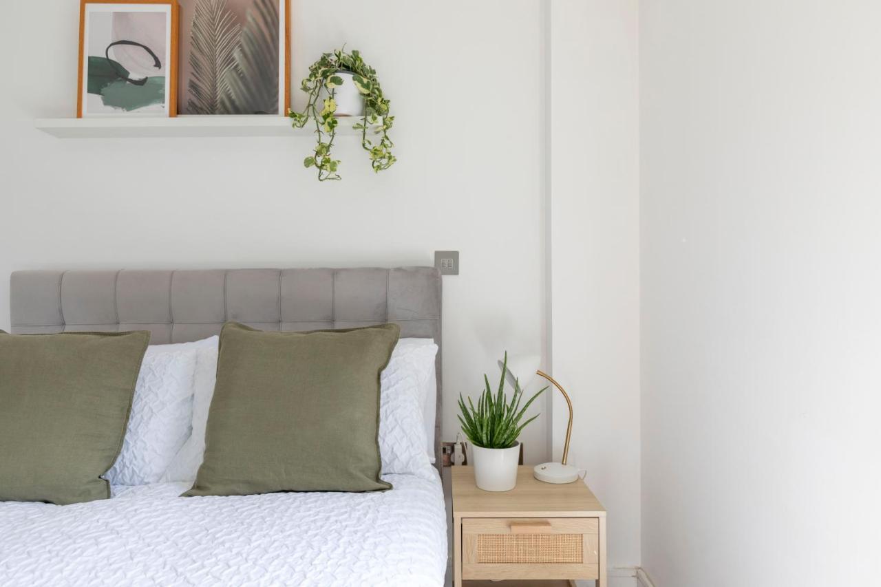 Modern Luxe Apt Just 10 Mins From Tower Bridge! Easy Access To Tube And Bus London Exterior photo